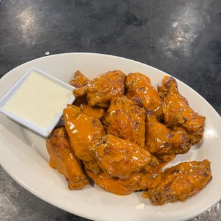 Cluck'N Wings (12)